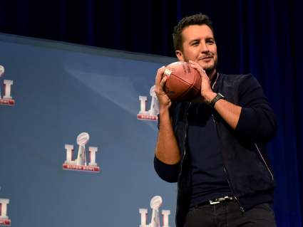 Luke Bryan, Super Bowl National Anthem Singer 2017: 5 Fast Facts You Need to Know