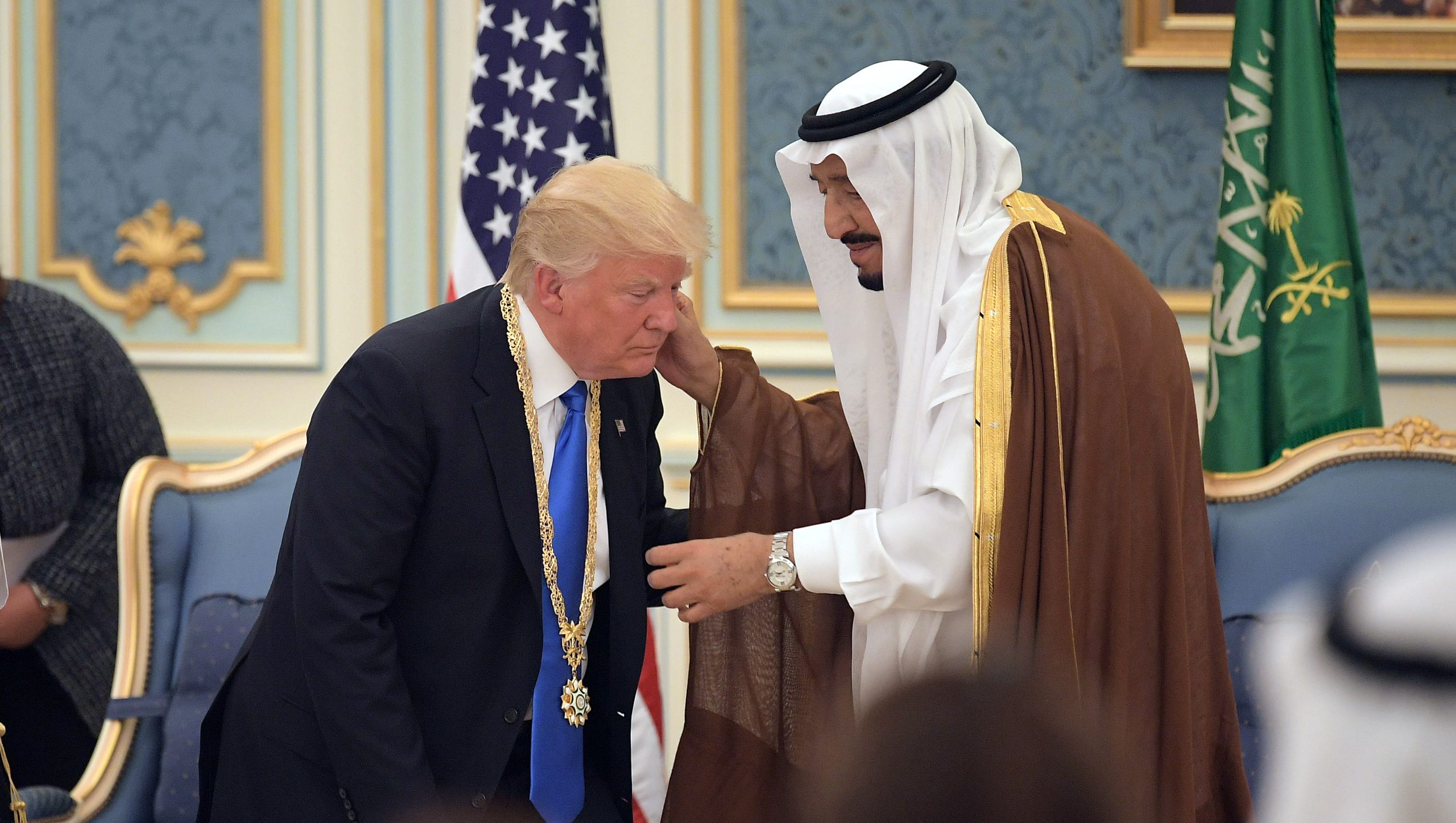 PHOTOS: President Trump ‘Bows’ To Saudi King | Heavy.com