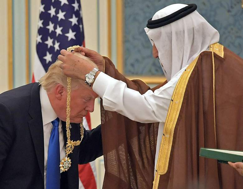 trump bows to saudi king