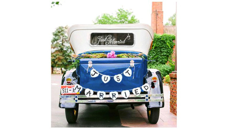 2 x car magnets and 2 x flags Celebrate with style! Just Married Car Banner 