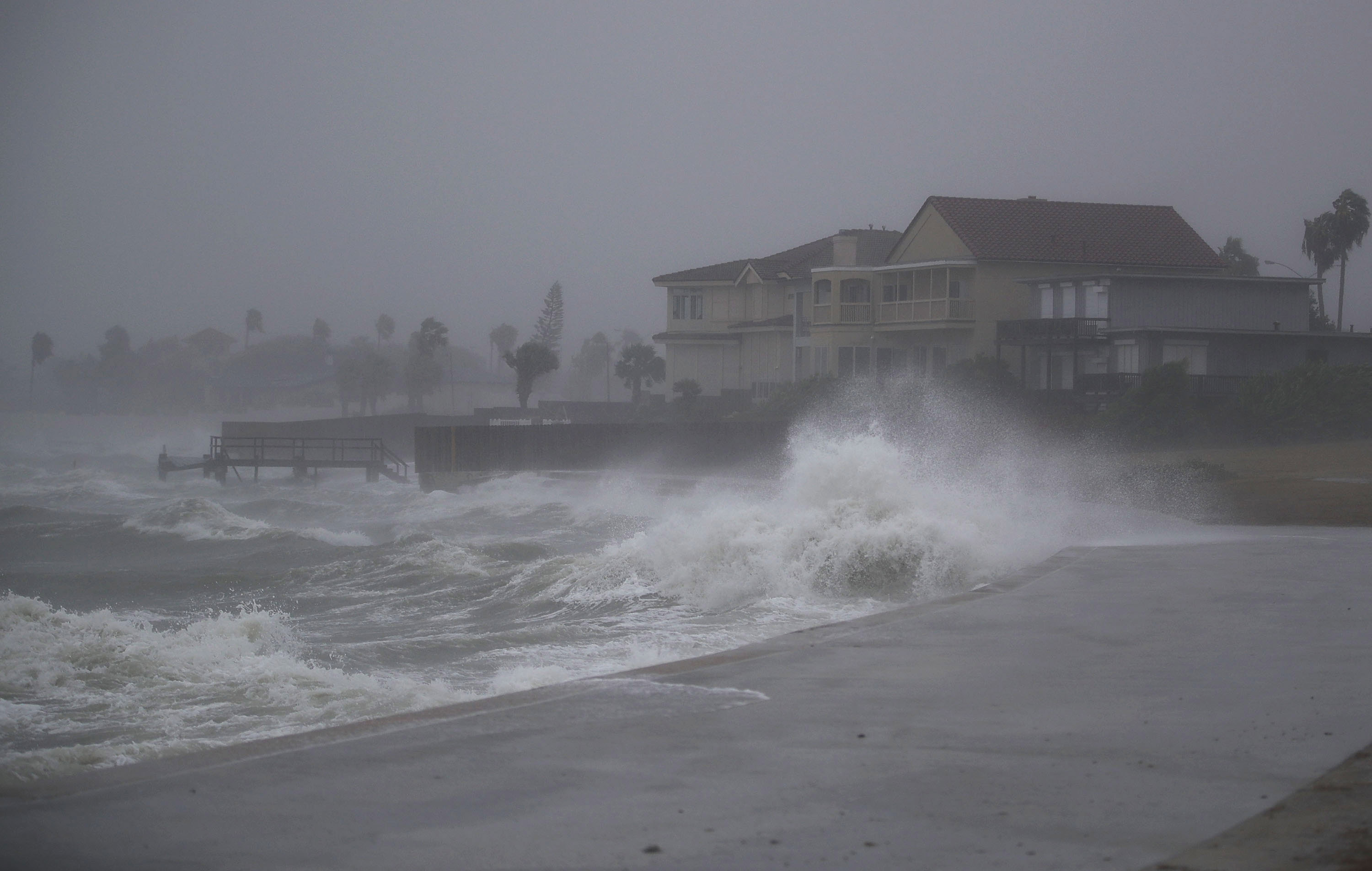 强飓风“希拉里”来袭 美国加州首次发布热带风暴警告