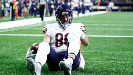 WATCH: Zach Miller Dislocates His Knee on Play in End Zone