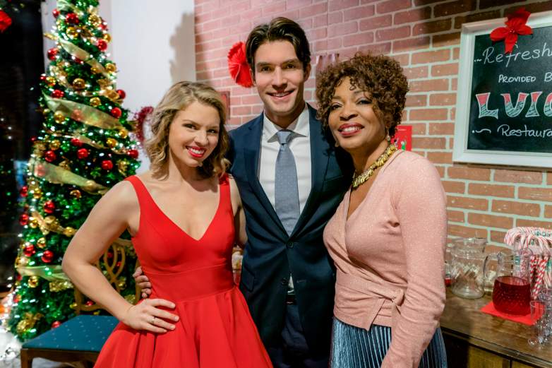 Hallmark’s A Gift to Remember Cast, Discussion & Photos
