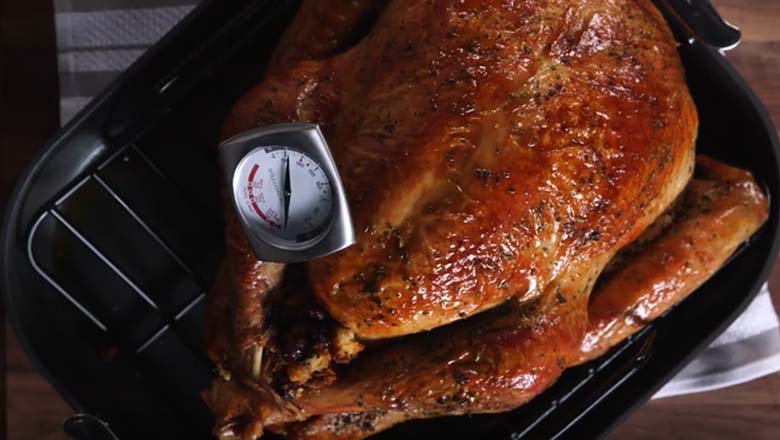how to know turkey is cooked, when is turkey ready, when to take turkey out of the oven
