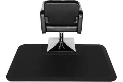 black salon chair with square base and black salon mat