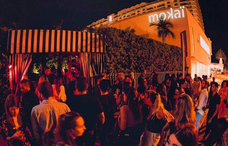 Mokai Lounge, Miami Beach, horse fall,