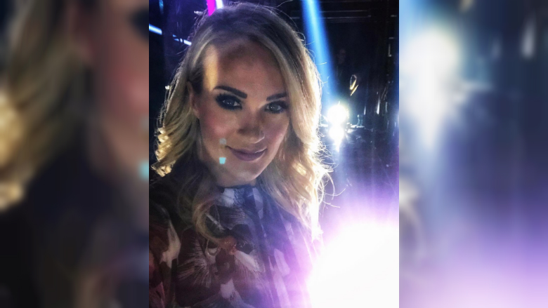 See It Carrie Underwood Shares Full Face Selfie 