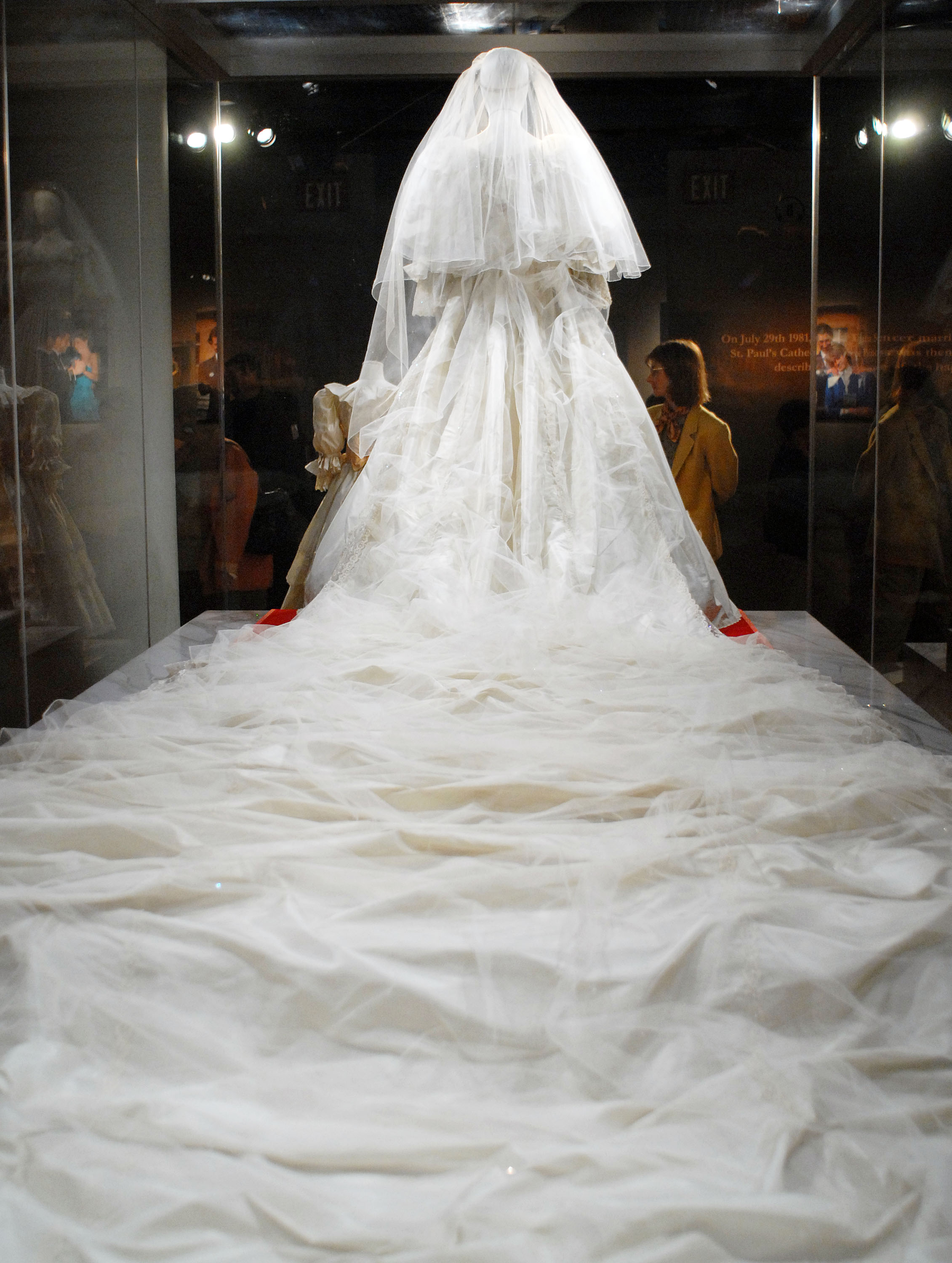 Princess Diana's Wedding Dress Photos & Details