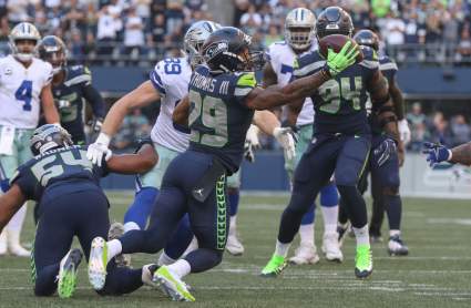 WATCH: Earl Thomas Gives Middle Finger Towards Seahawks Sideline After Injury