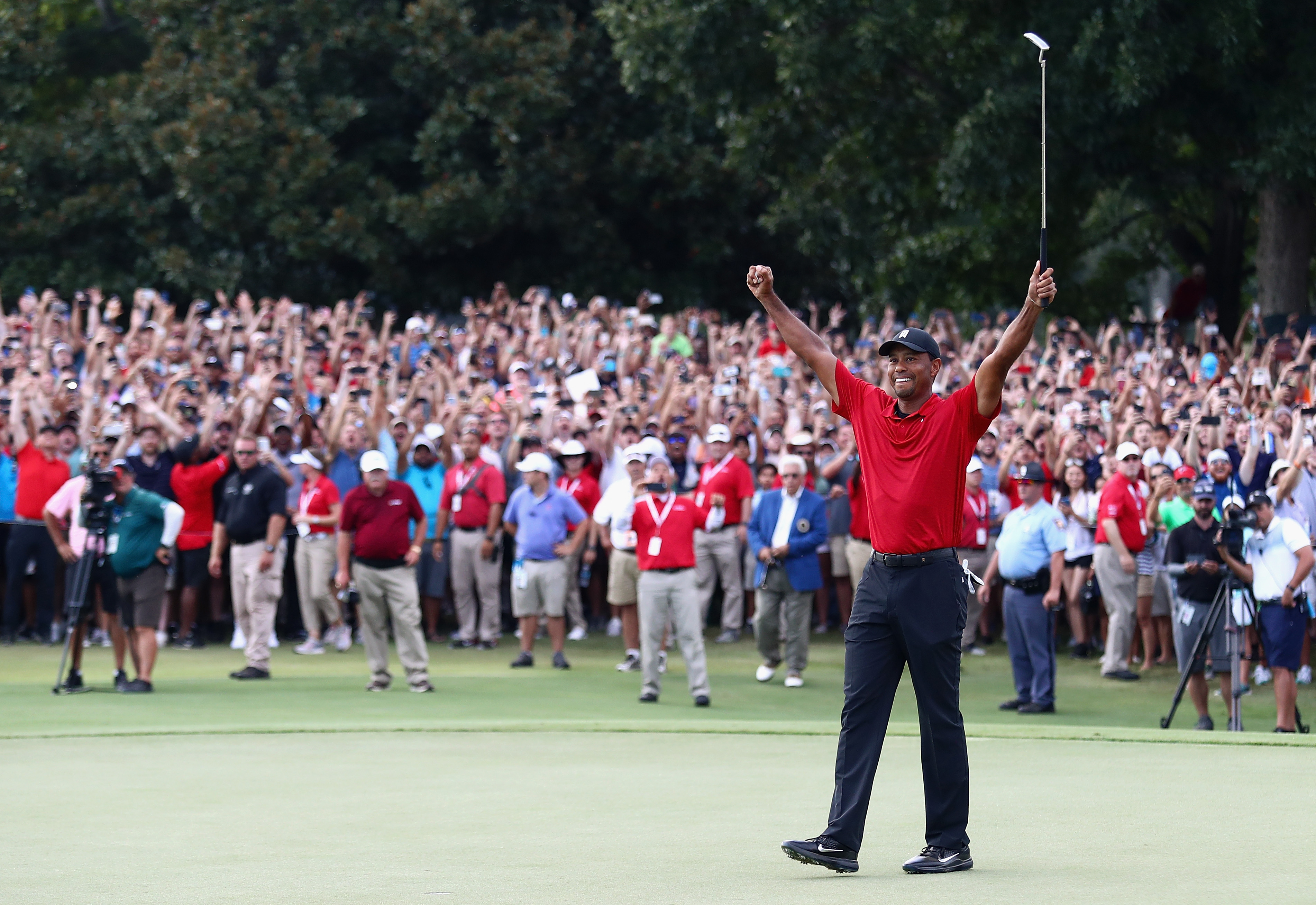 Tiger Woods' Tour Championship Win Best Photos, Videos of Moment