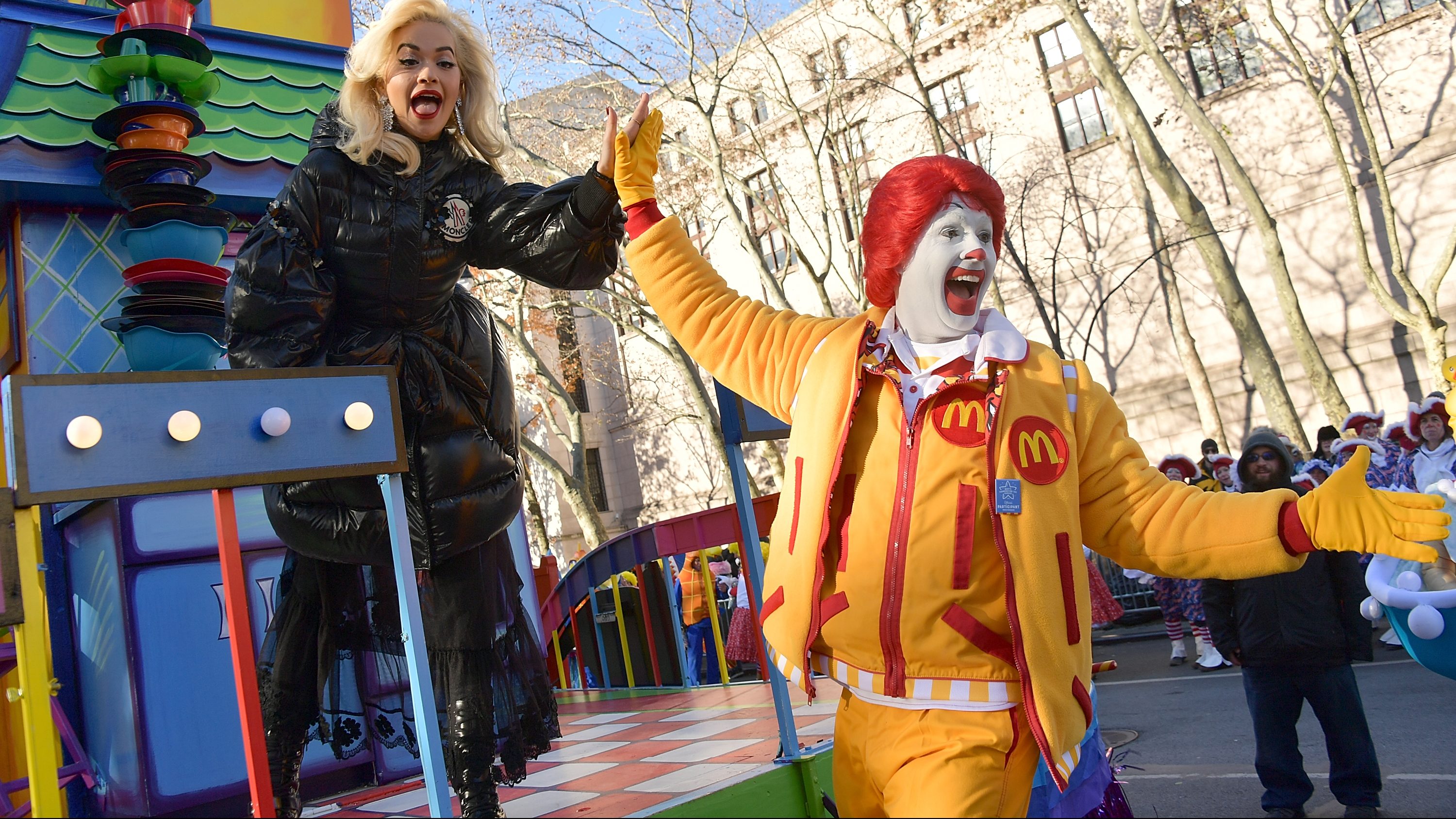 Are the Thanksgiving Parade Performers Really Singing?