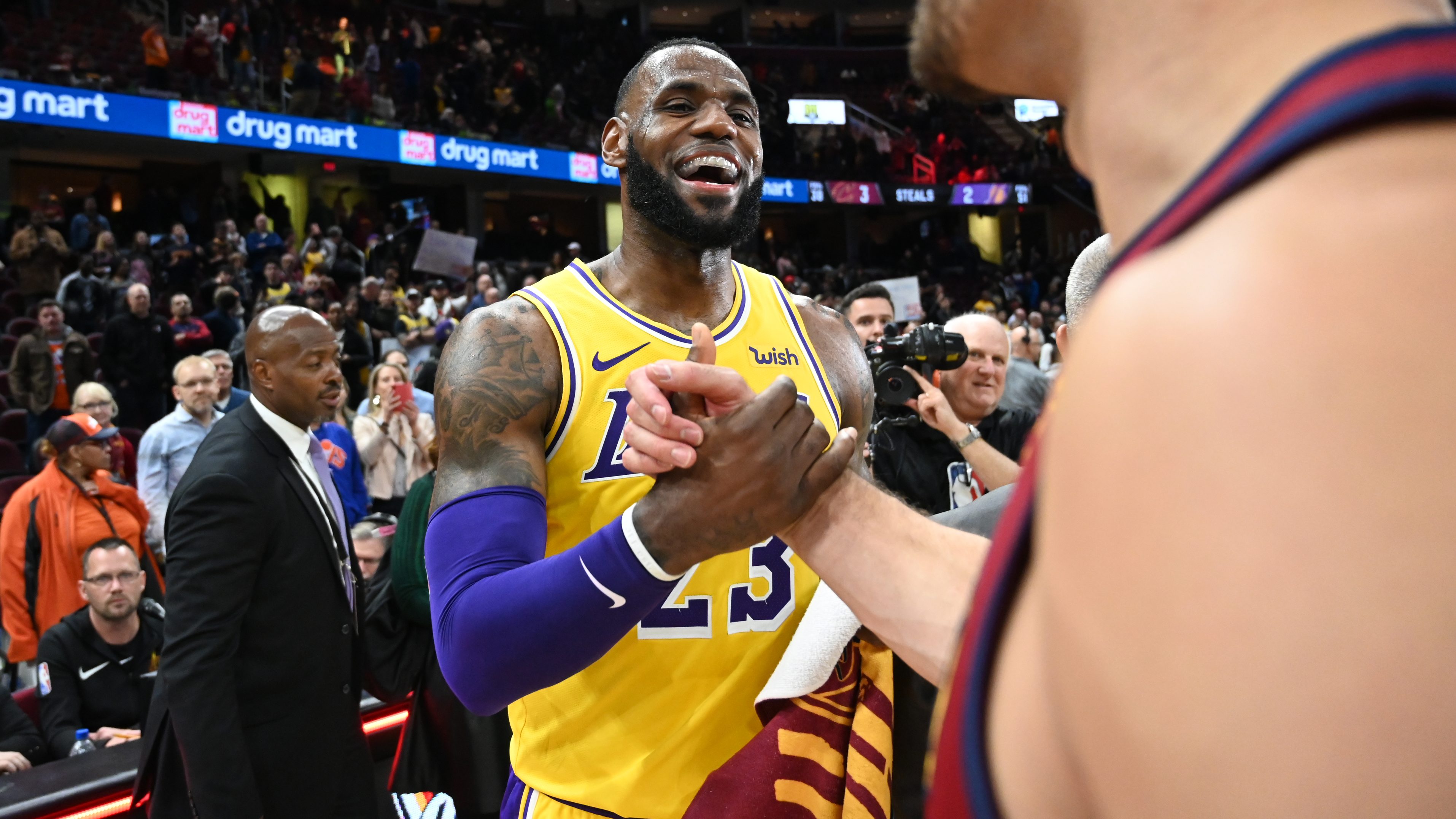 LeBron James Goes Nuts, Loses Shoe After Alley-Oop In Son’s AAU Game ...