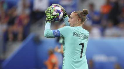 Netherlands Goalie Height: Sari Van Veenendaal Towers Over USWNT Forwards