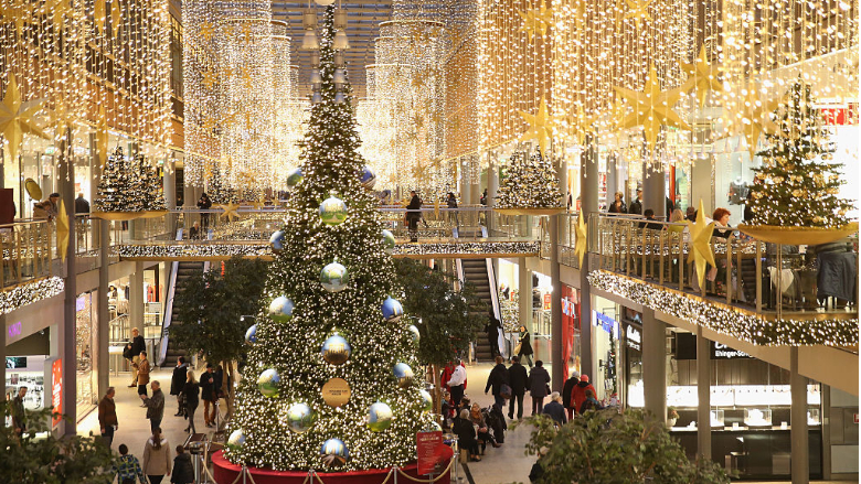 31 Best Commercial Christmas Decorations (2020)