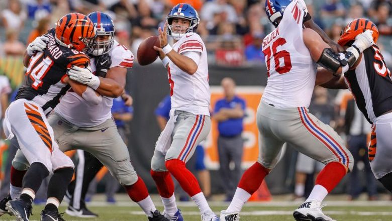 Giants Daniel Jones Scores First Career Touchdown Vs. Buccaneers [WATCH]