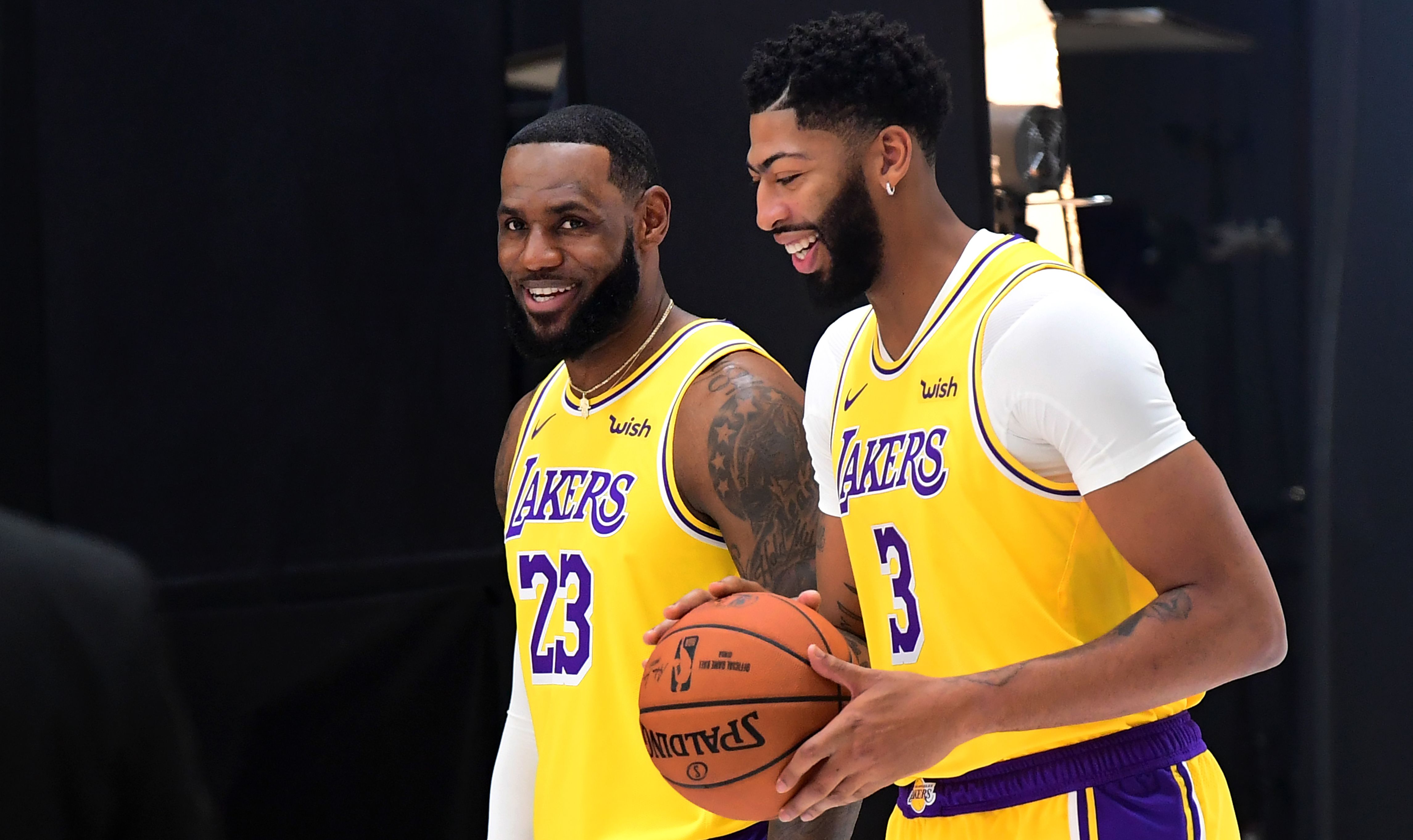 Anthony Davis & LeBron James Dominating Lakers’ Training Camp | Heavy.com