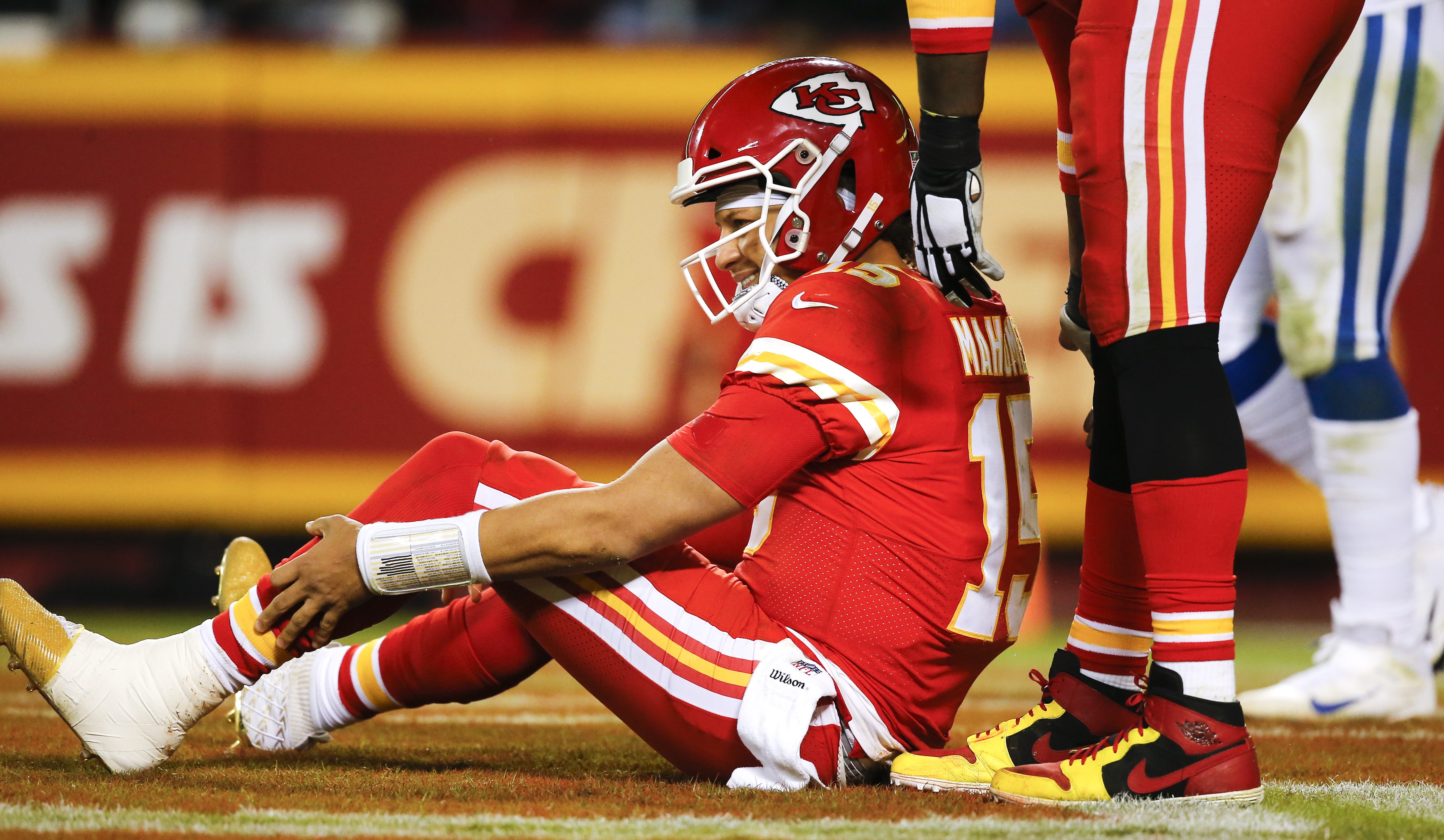 Patrick Mahomes’ Kneecap Popped Back in After Concerning Injury