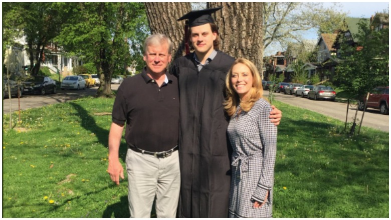 Bengals' QB Joe Burrow, parents Jimmy & Robin host Dine for #9