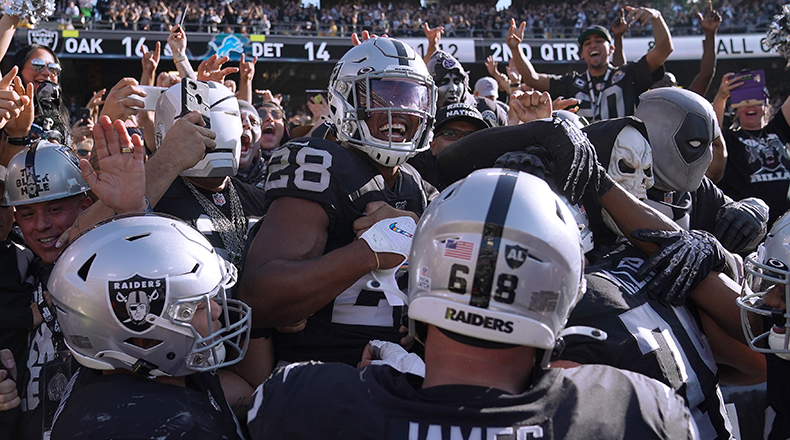 Raiders’ Josh Jacobs Wins PFWA Offensive Rookie Of The Year | Heavy.com