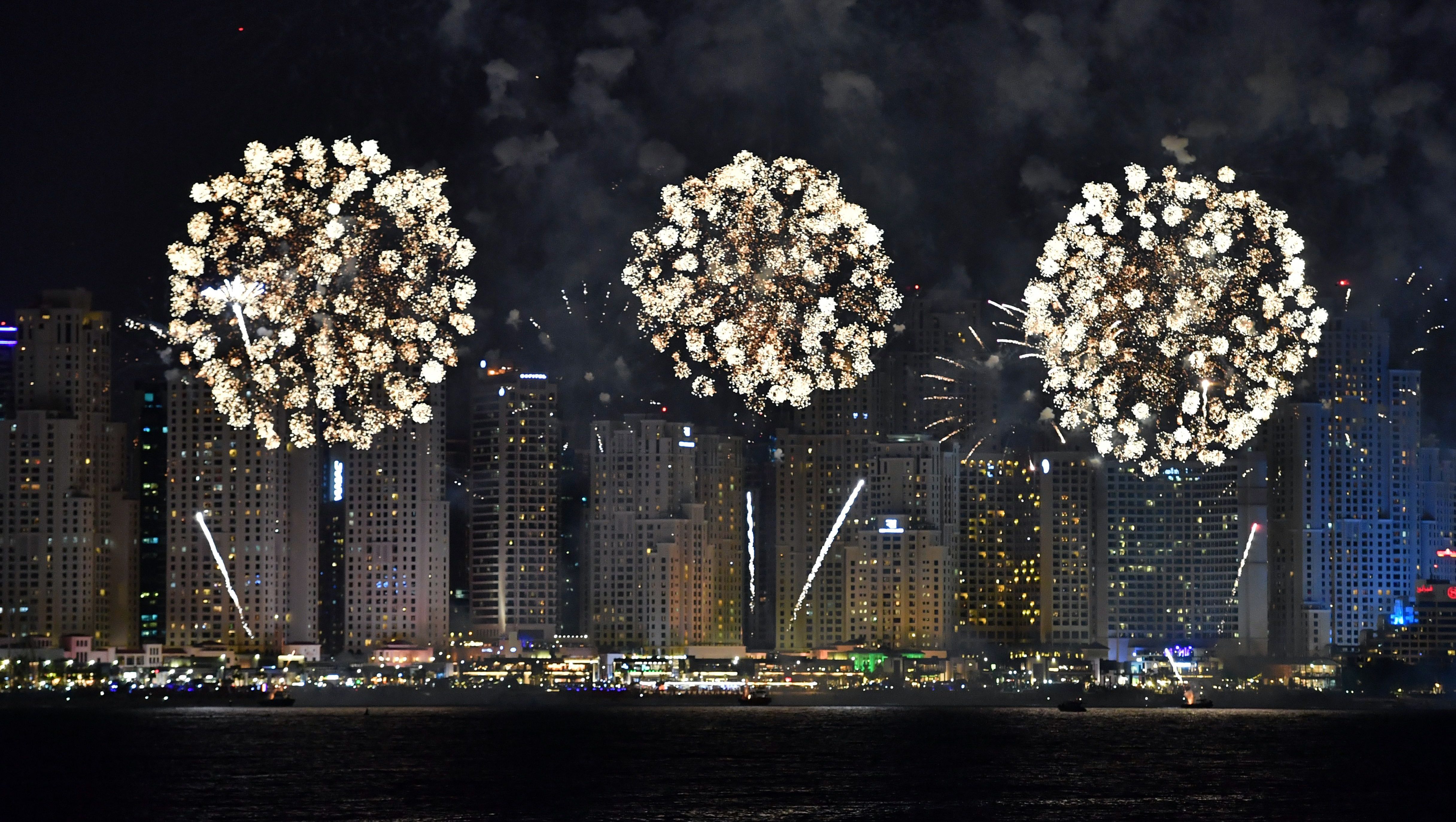 Dubai New Year S Eve Fireworks Live Stream 19 Heavy Com