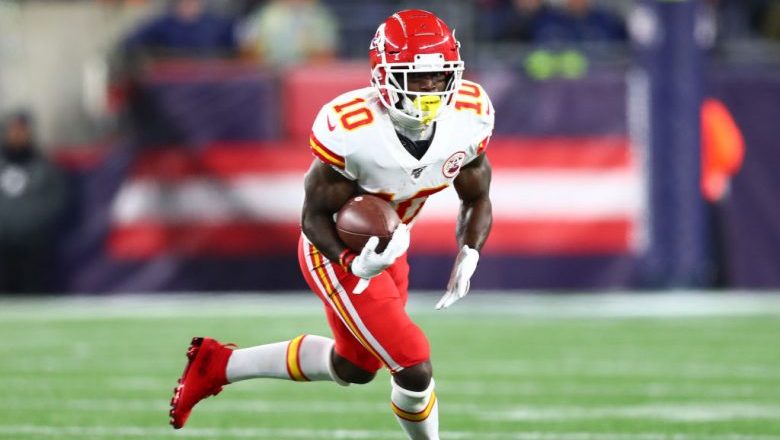 Tyreek Hill Becomes Fastest WR to Reach 1000 Yards in 8 Games in