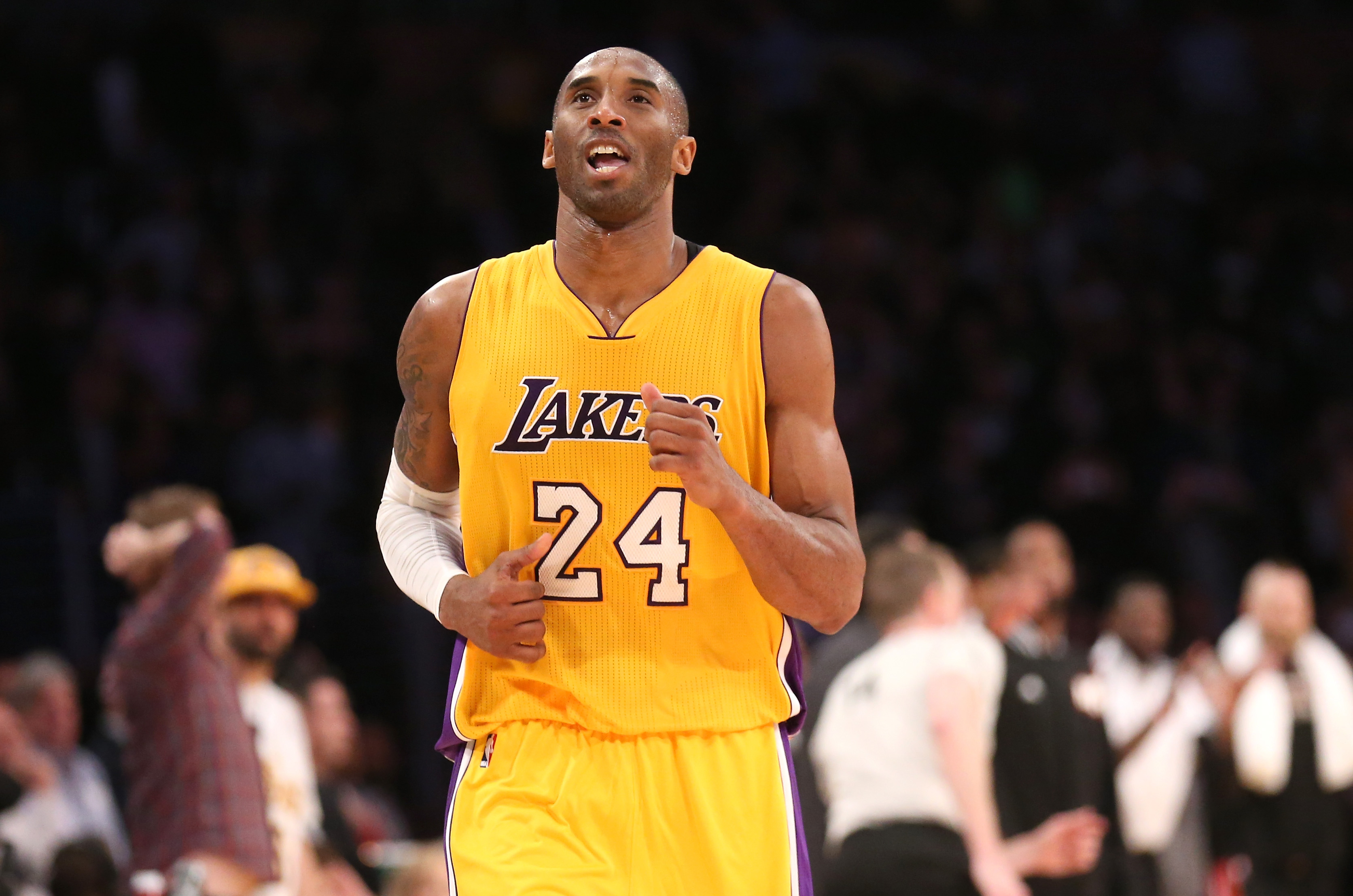 What year did kobe bryant change store his number from 8 to 24