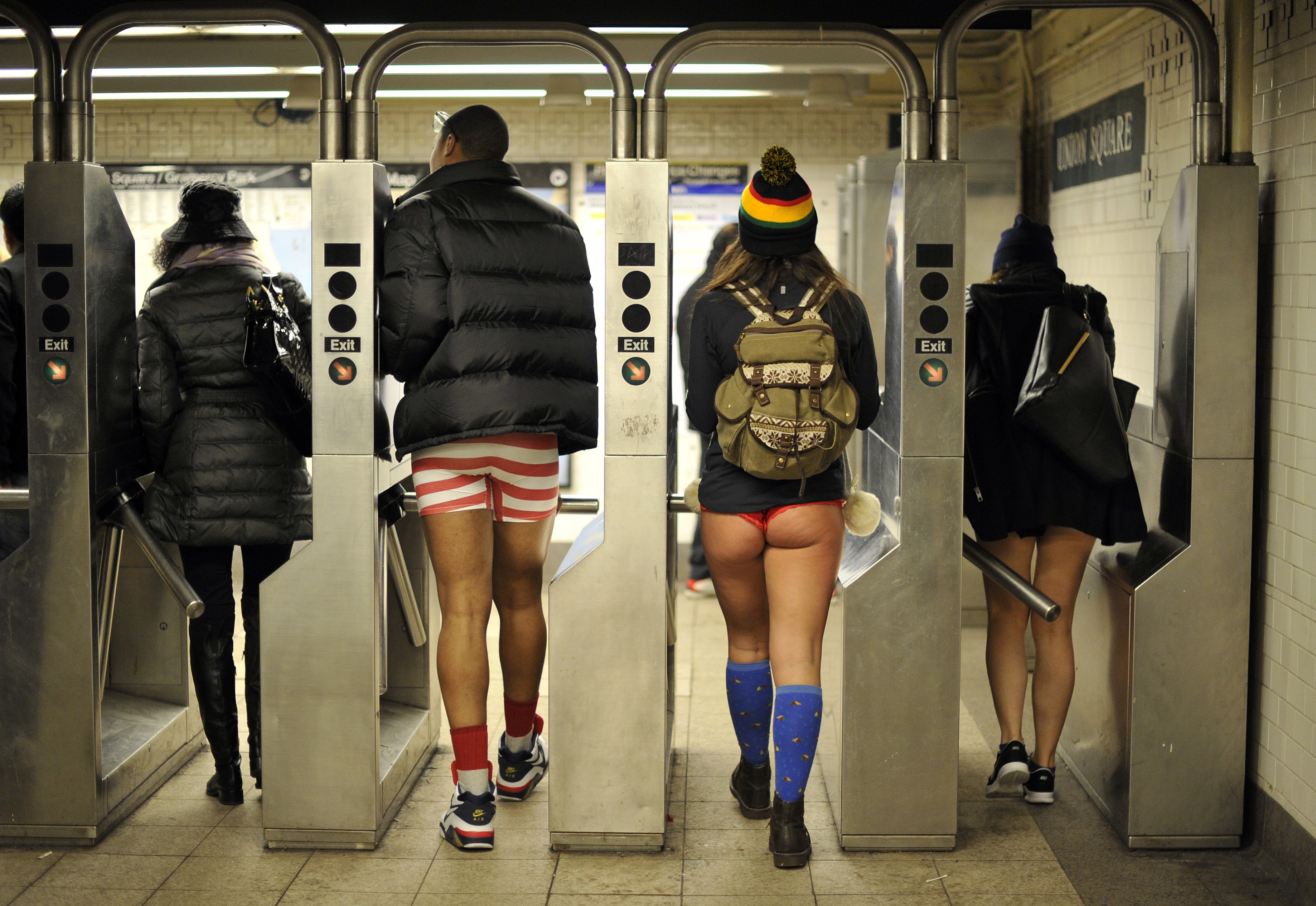 Год без штанов. No Pants Subway Ride 2020. No Pants Subway Ride Москва метро. No Pants Subway Ride 2014. В метро без штанов 2020 Москва.