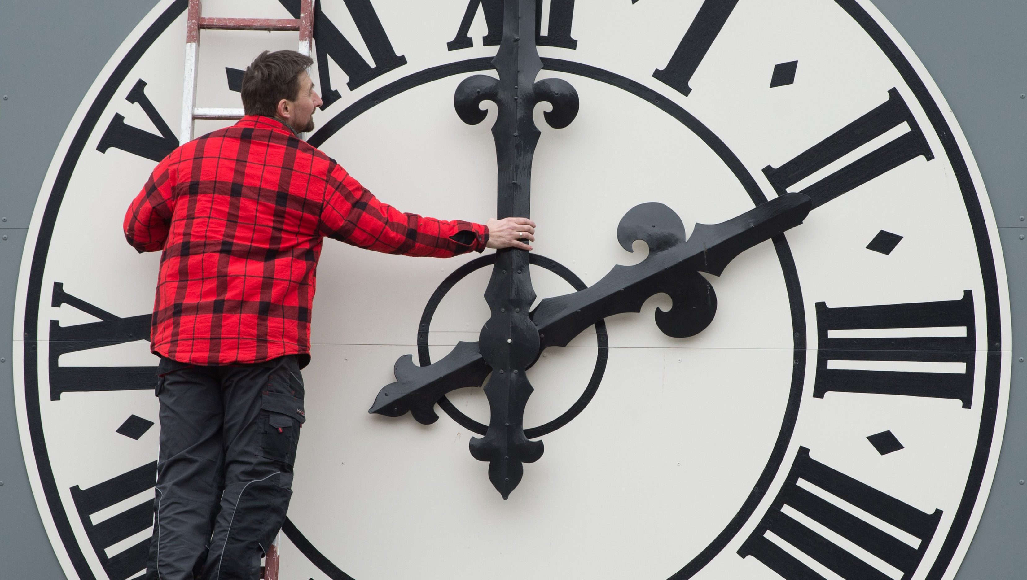 Daylight Saving Time Reason & History: Why Do We Change Our Clocks?