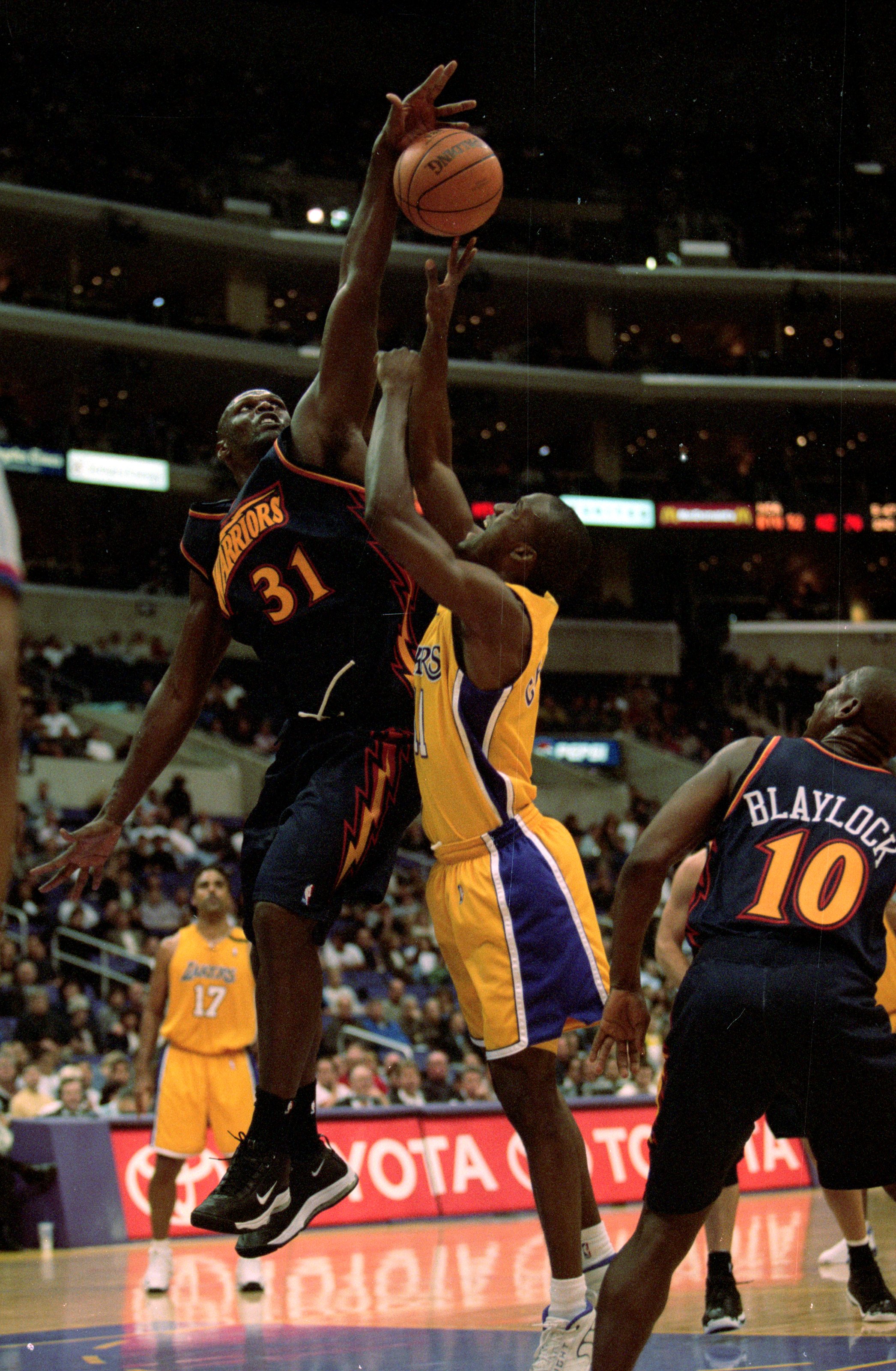 Lakers PG Reveals Why Kobe Bryant Didn’t Connect With Teammates [VIDEO] | Heavy.com