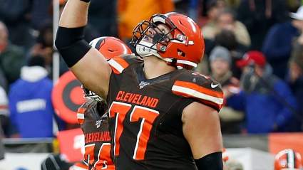 Browns’ Wyatt Teller Effortlessly Carries Alligator [WATCH]