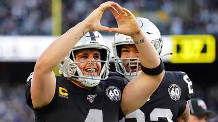 Raiders’ Derek Carr & Darren Waller Look Absolutely Jacked at Practice
