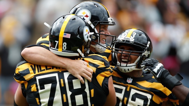 Roethlisberger-with-Offensive-Linemen