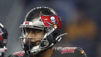 Patriots Talking to Free-Agent TE Who Could Help Lure Deshaun Watson