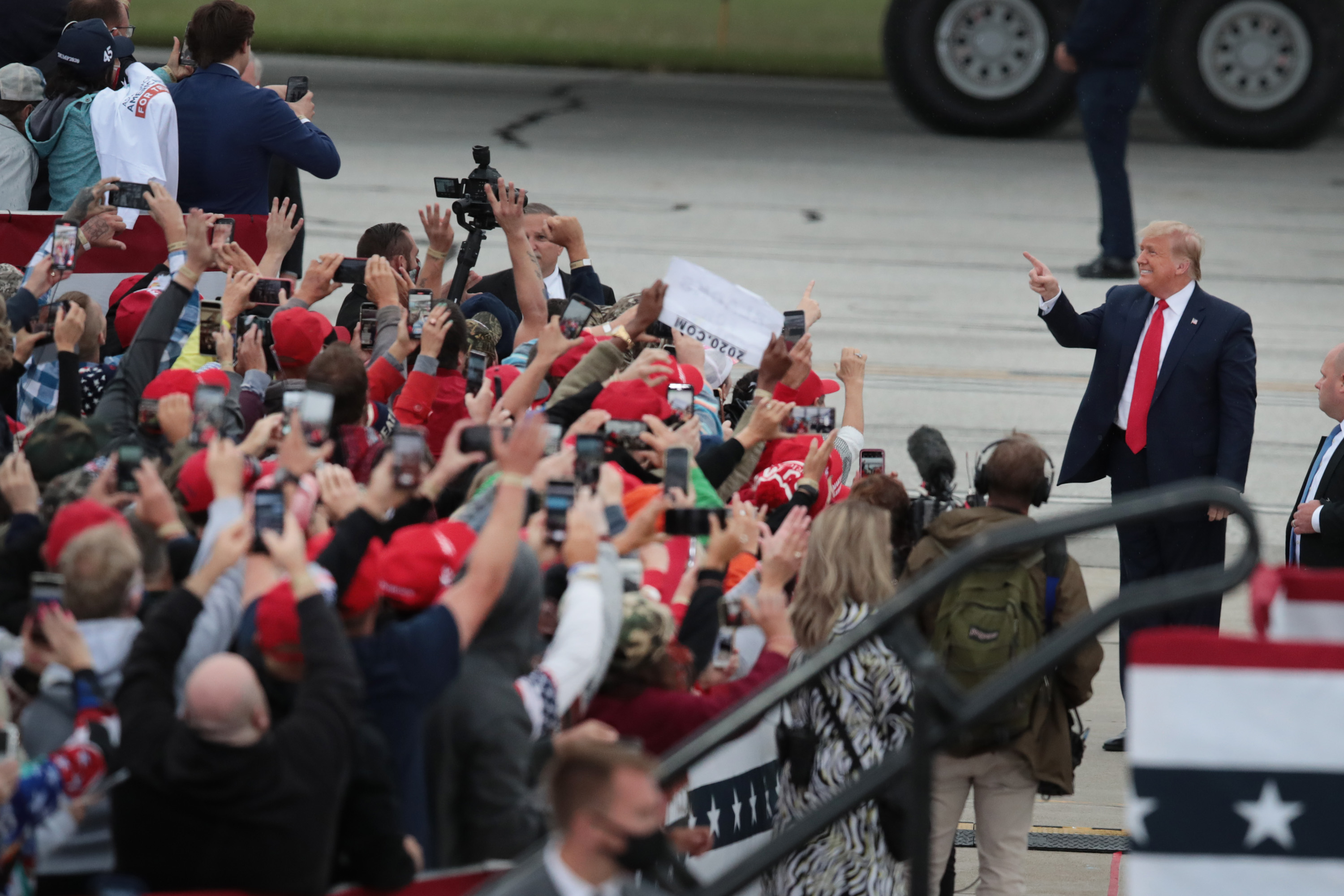 How Many Attended Trump S Michigan Rally Crowd Photos In Freeland Heavy Com