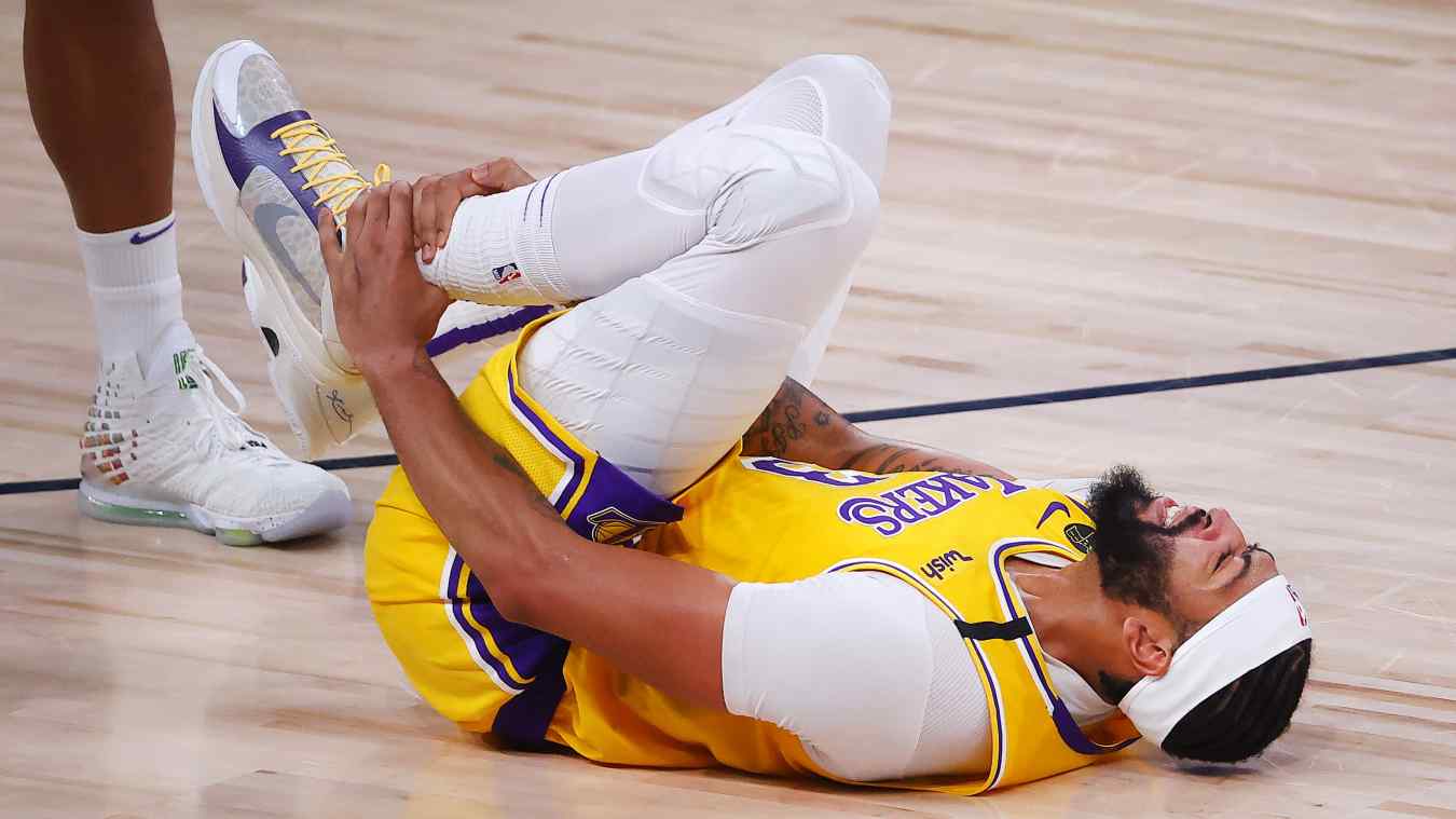 Lakers' Anthony Davis Gives Forecast on Nasty Ankle Injury