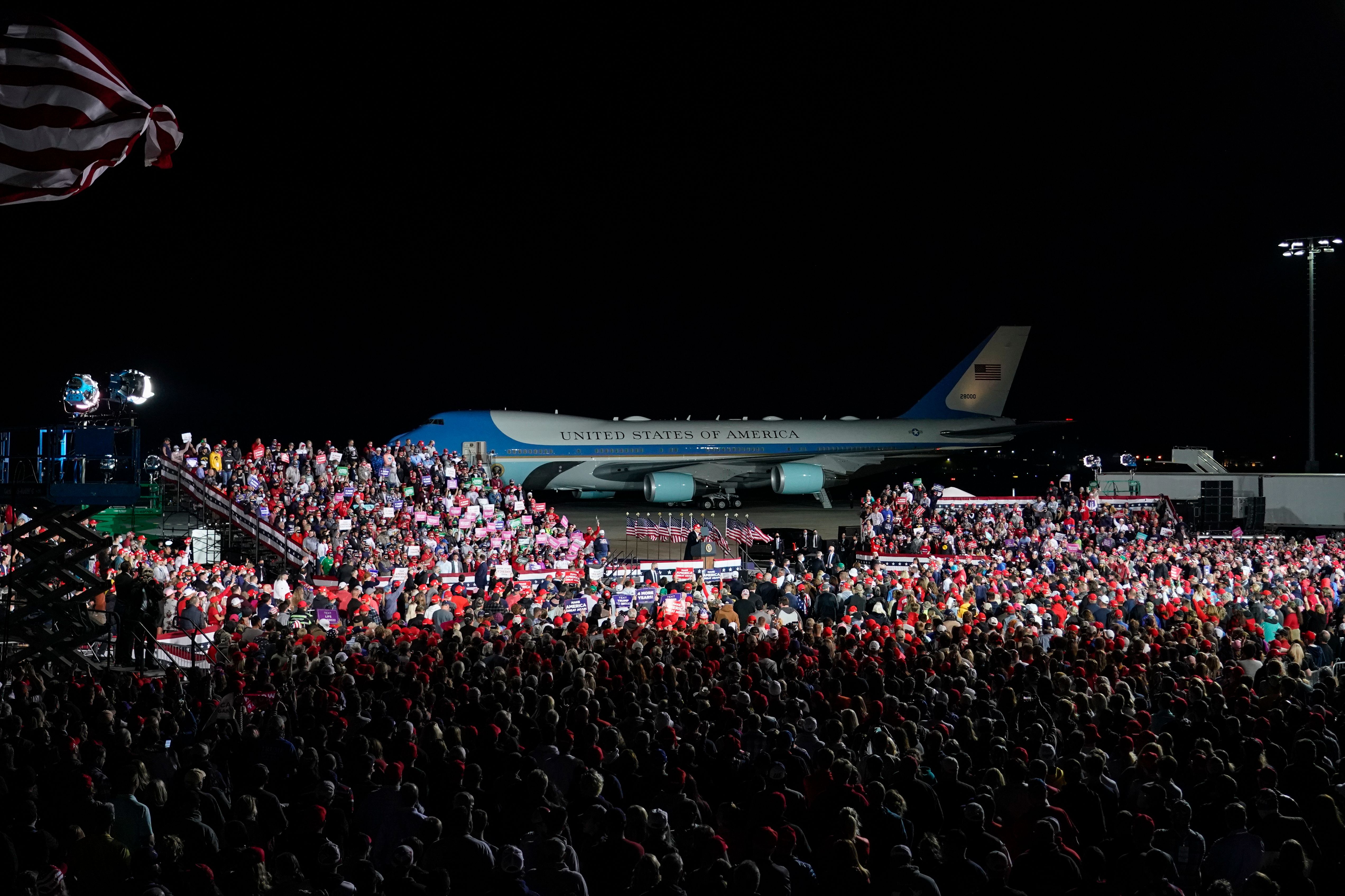 Trump's Iowa Rally Attendance: Des Moines Crowd Size Photos