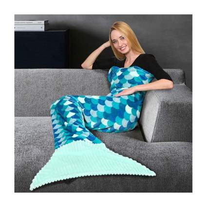 Aqua fish scale blanket