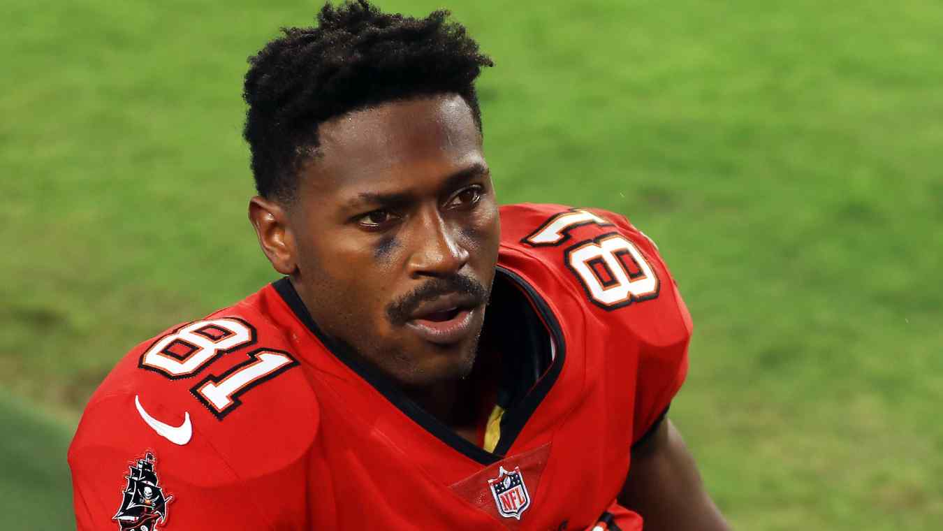 Hall-of-Famer Hints at Bucs' Antonio Brown Getting Blackmailed