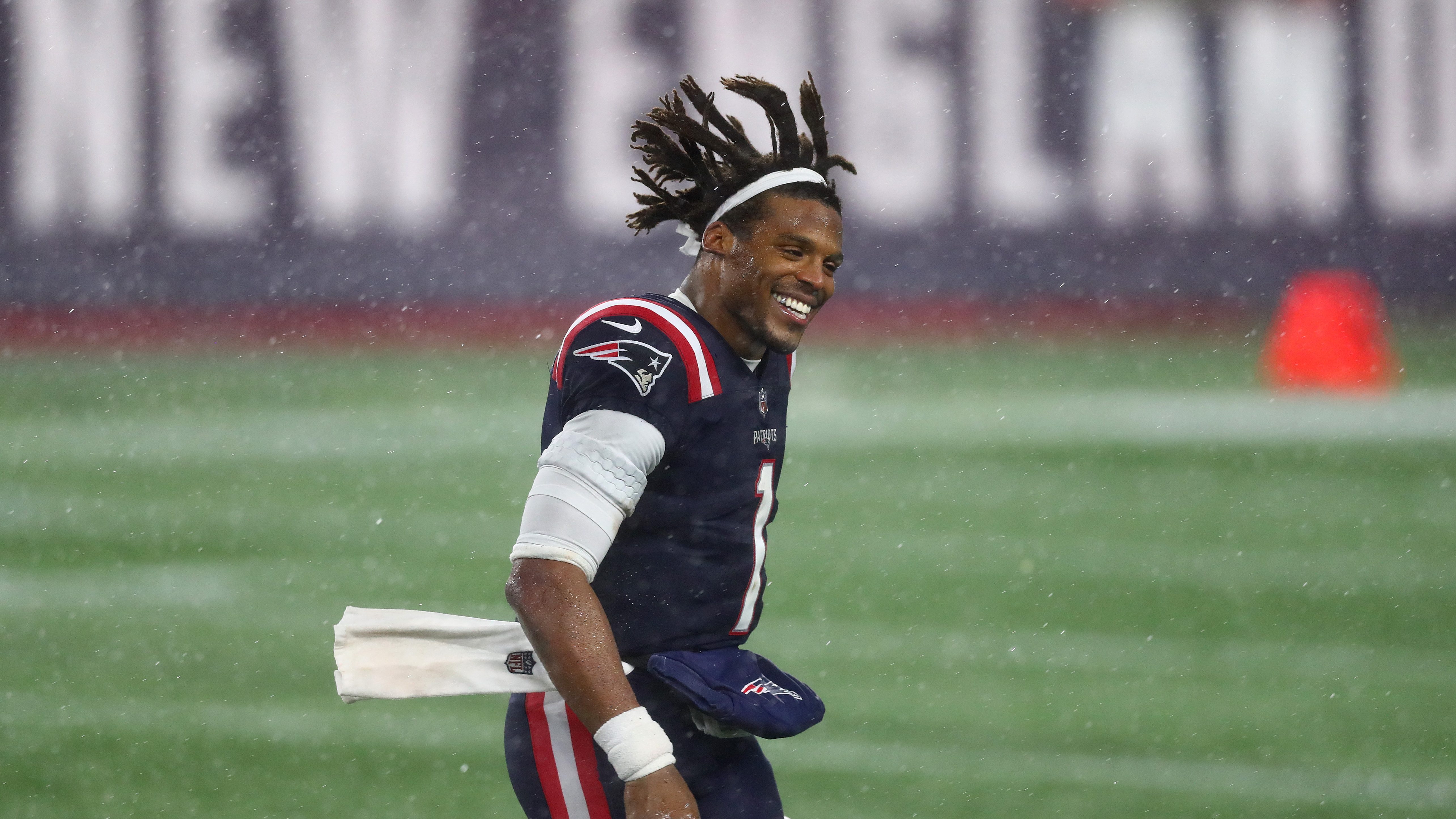 Patriots: Mac Jones' practice schedule in rain vs Cam Newton's says it all