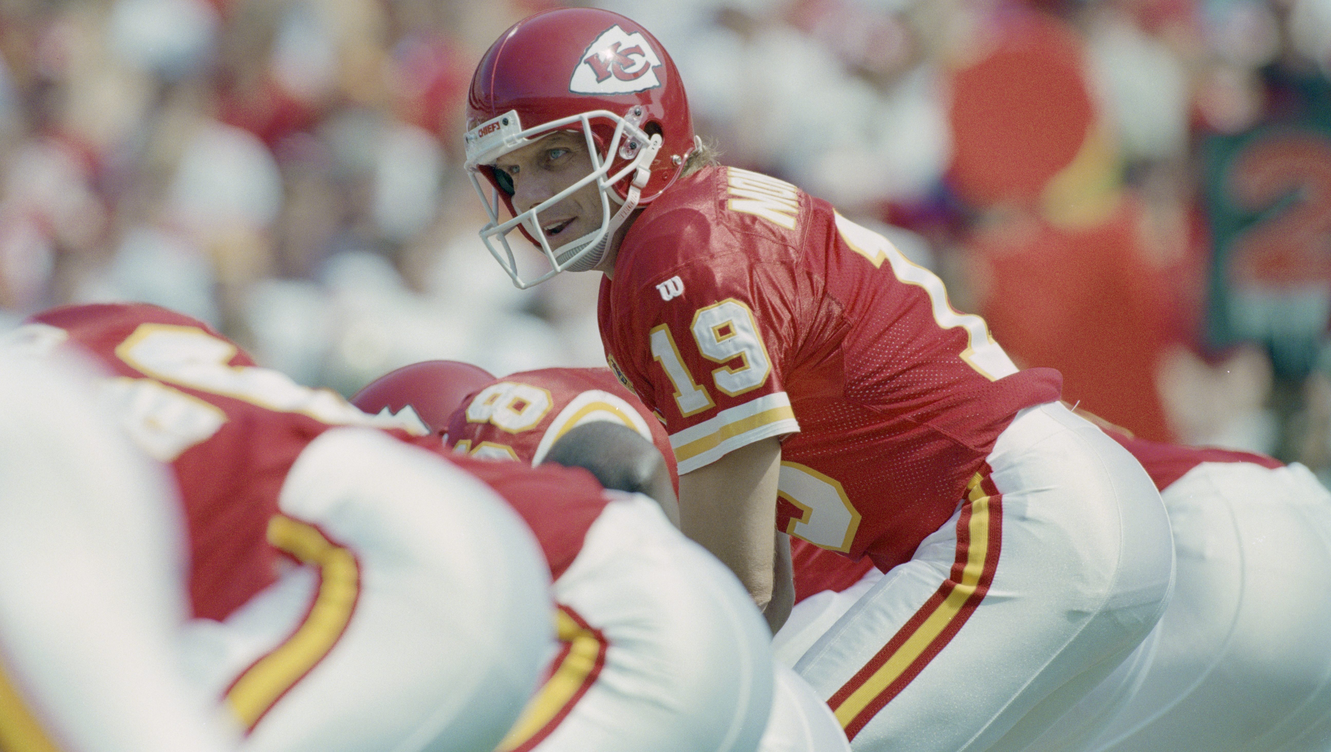 Quarterback Joe Montana of the Kansas City Chiefs looks to the News  Photo - Getty Images