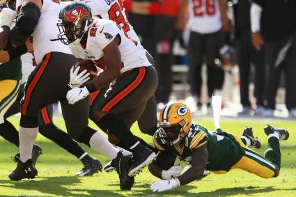 Buccaneers RB Tandem Distributes Thanksgiving Meals