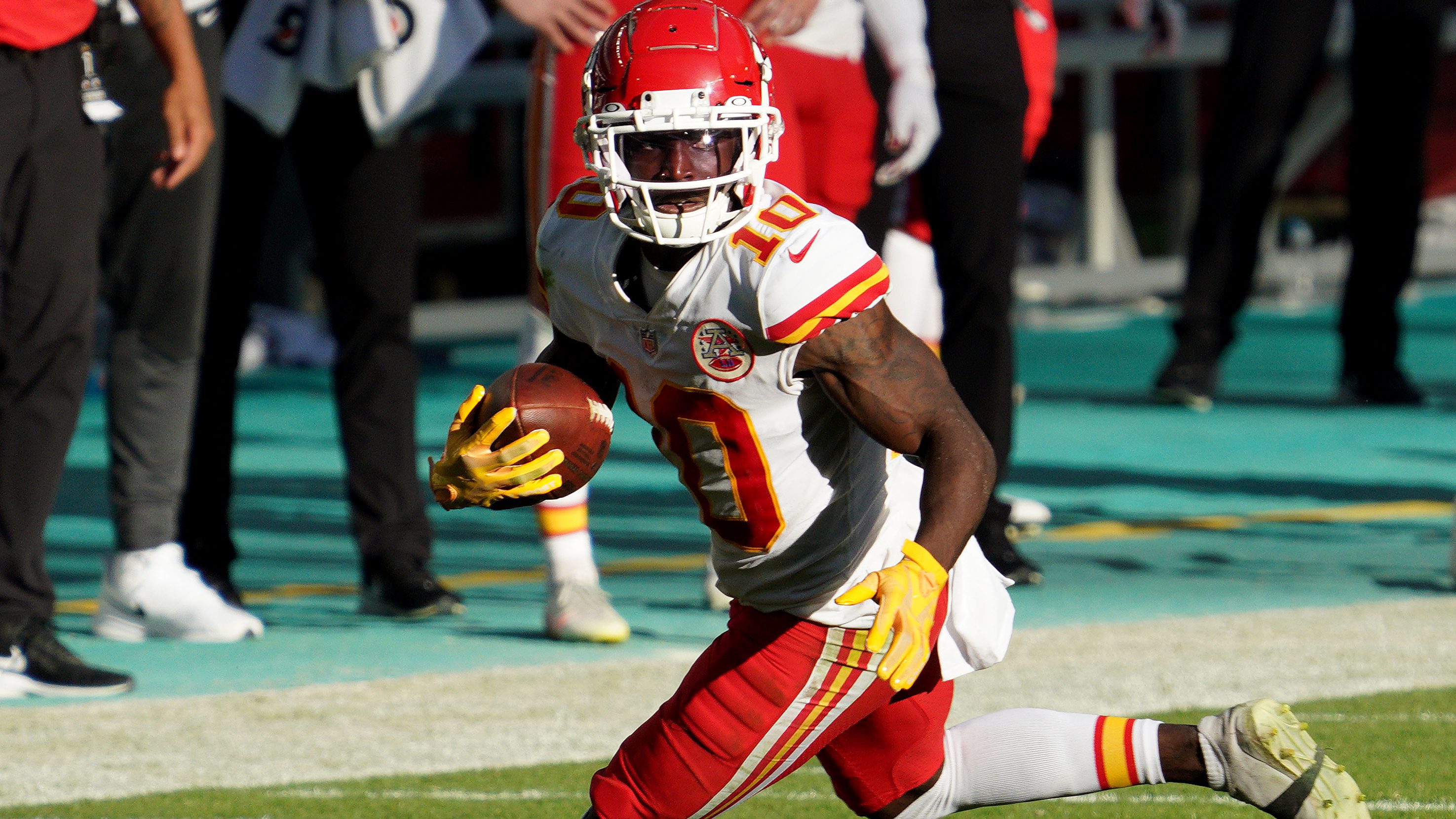 Chiefs Get Status Update On Tyreek Hill’s Apparent Leg Injury | Heavy.com