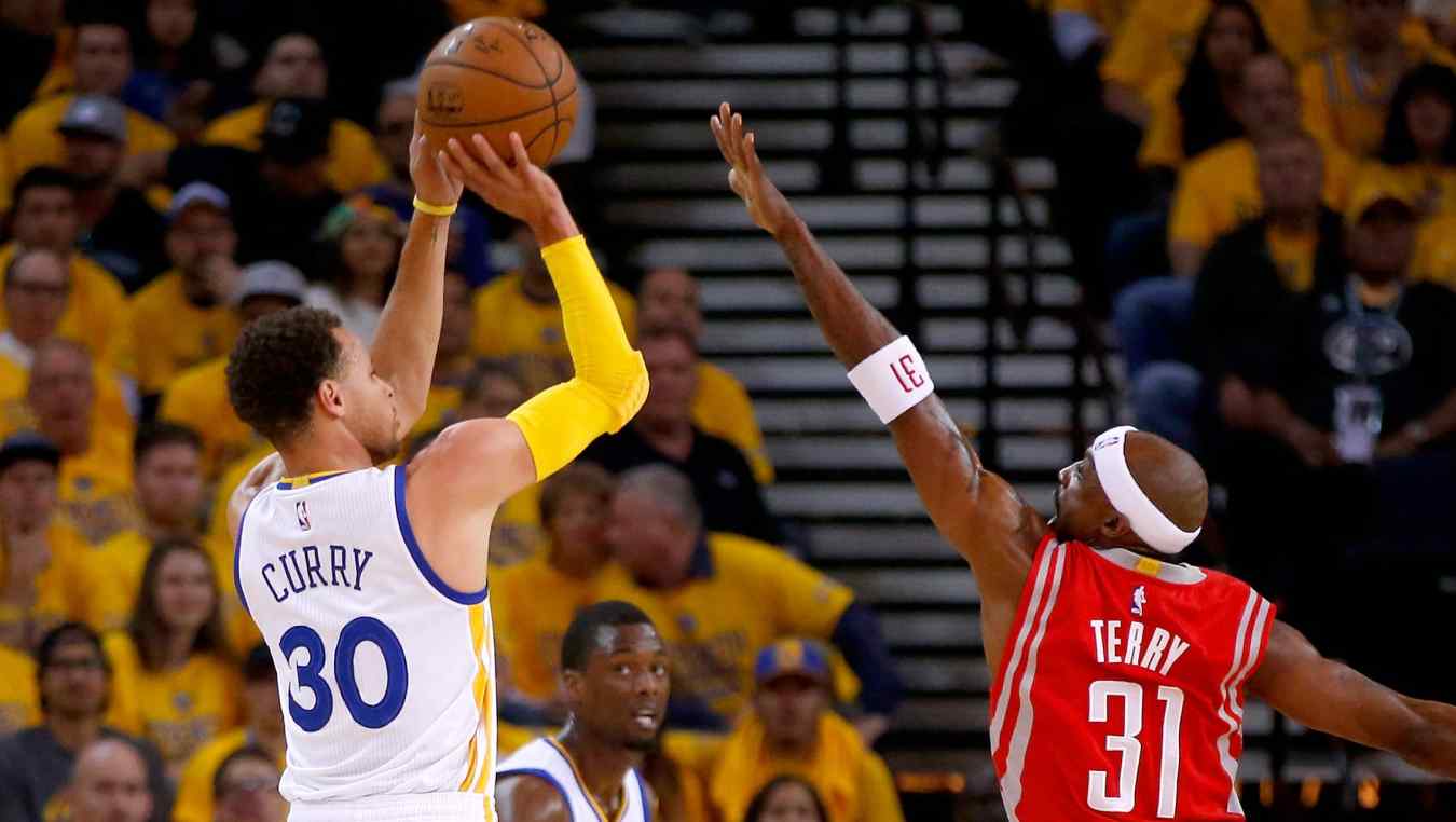 Warriors’ Steph Curry Has Message for League After Insane Tunnel Shot