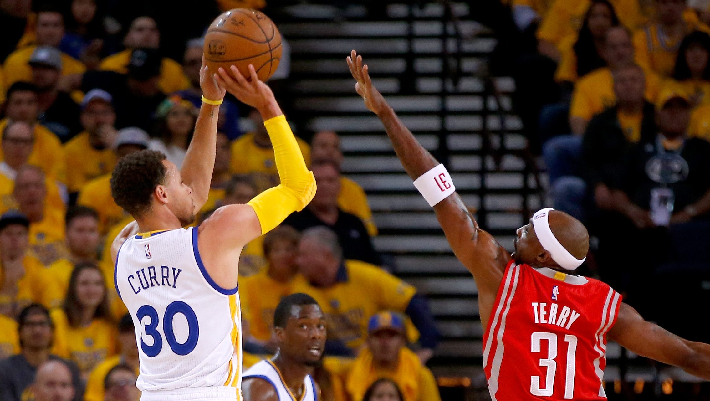 Warriors’ Steph Curry Has Message For League After Insane Tunnel Shot