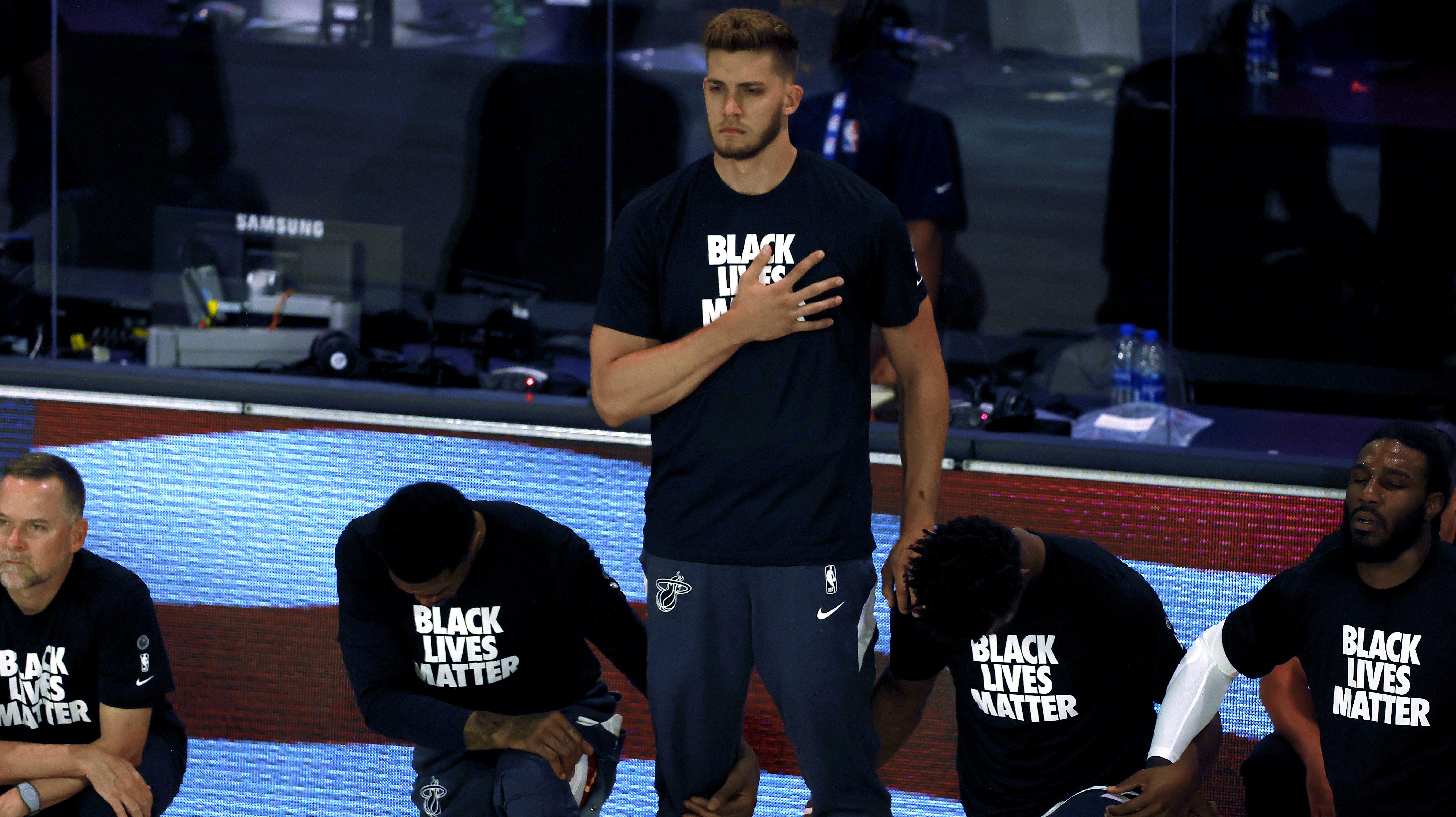 Many SF Giants continue kneeling for anthem, wear 'BLM' shirts