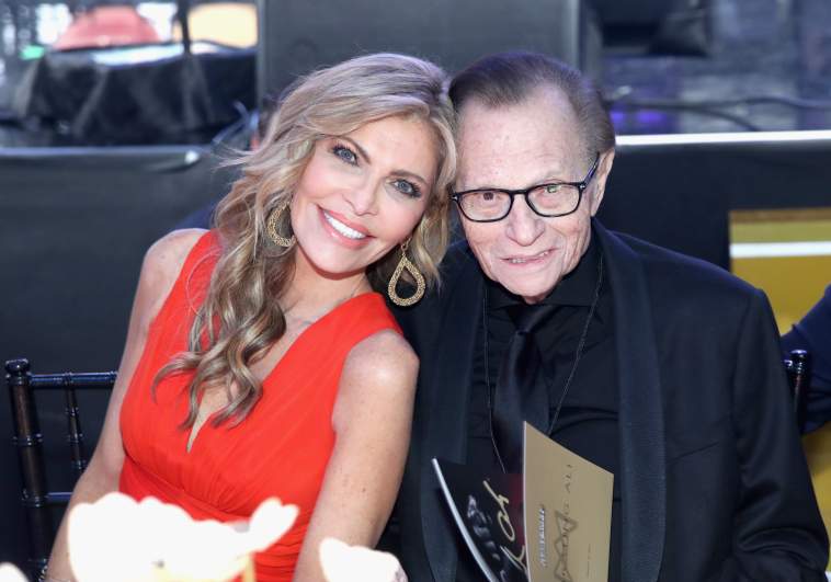Shawn King leans in to Larry King for a photo.