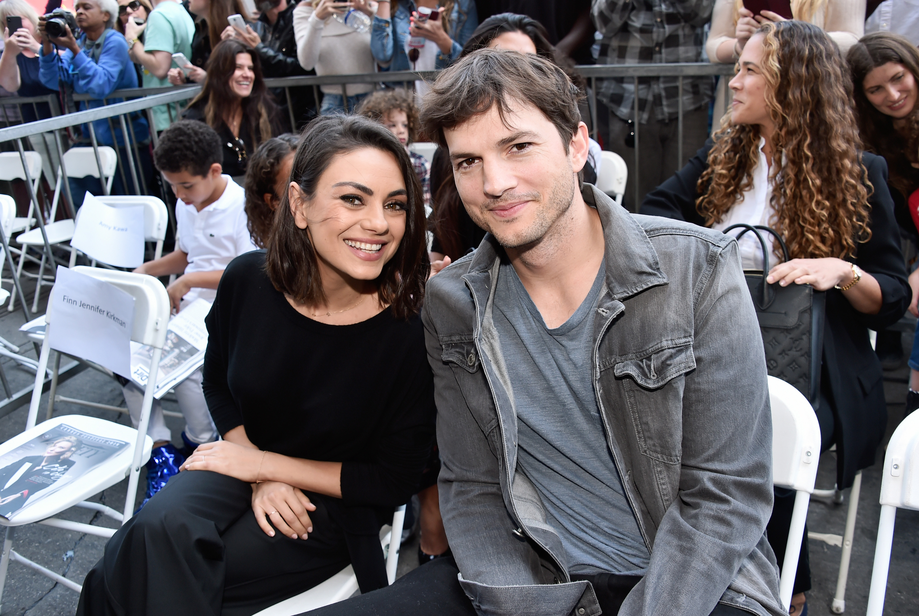 Sunt Ashton Kutcher și Mila Kunis un cuplu?