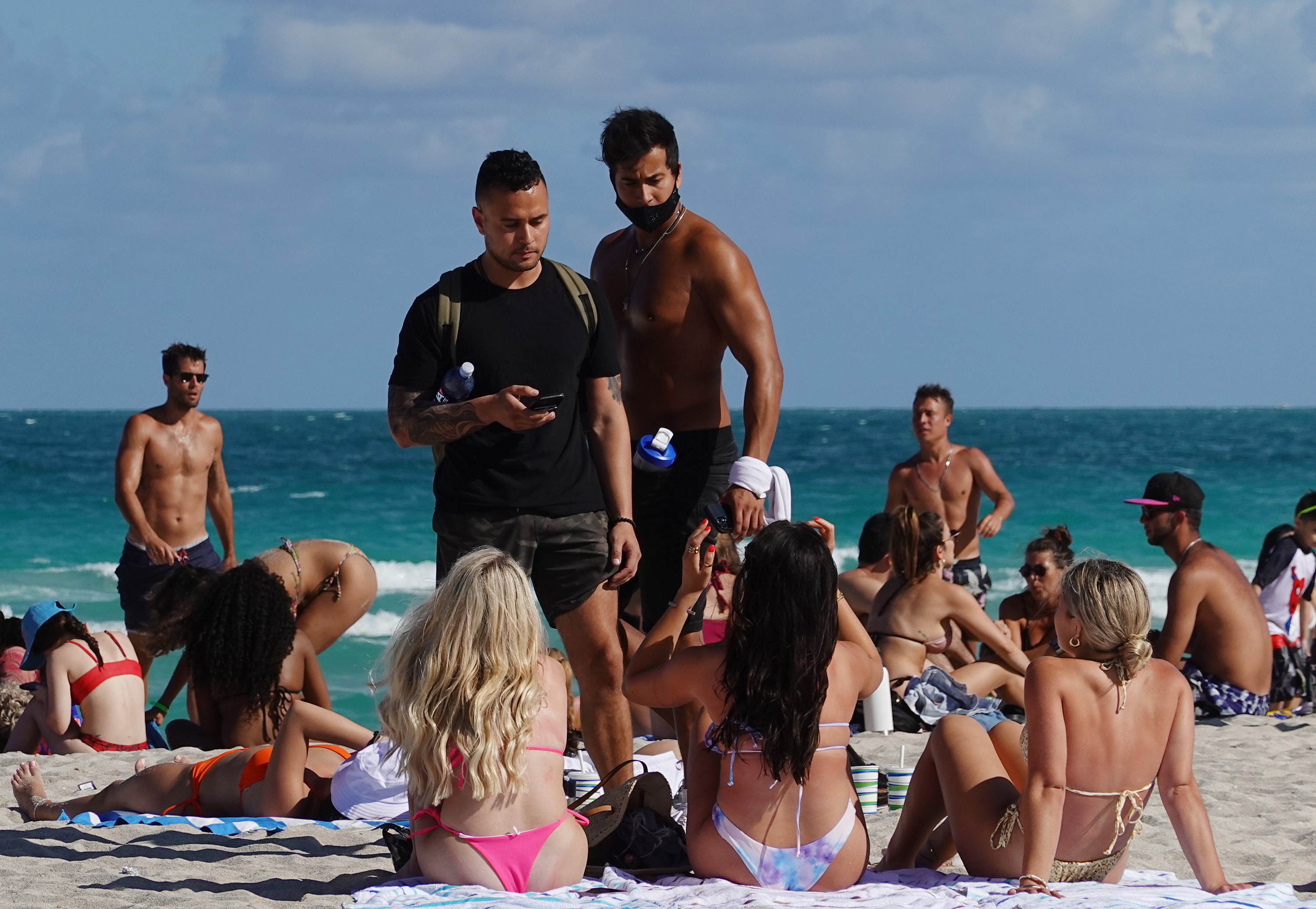 miami-beach-spring-break-videos-crowds-go-wild