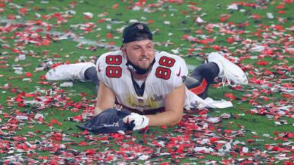 Bucs Make Offers to Tight End, Key Players: Report