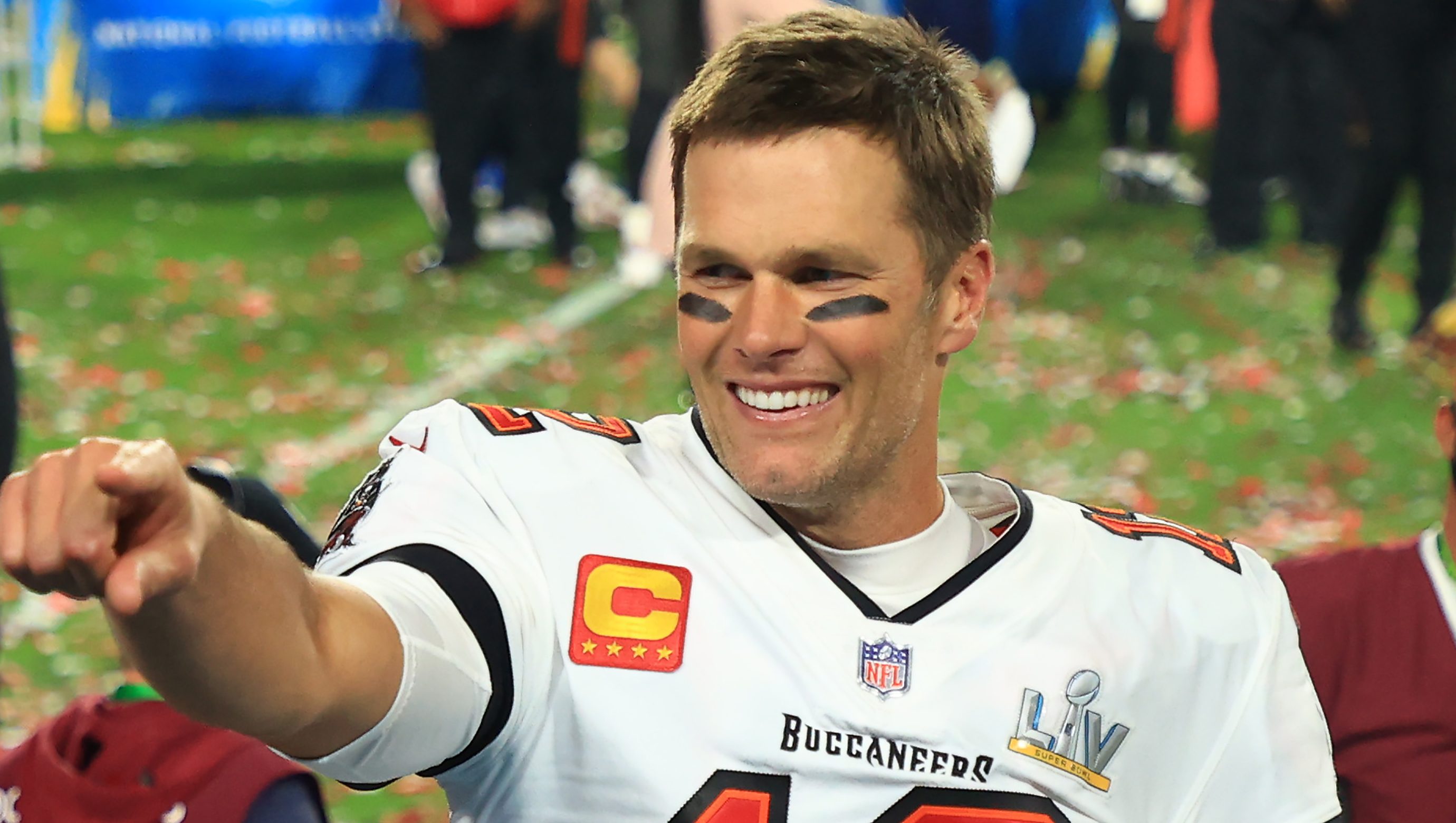 Tom Brady Tossed the Lombardi Trophy Off His Boat at the Buccaneers Victory  Parade